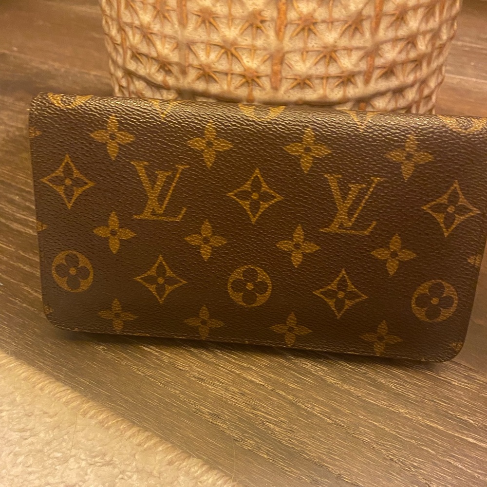 Louis Vuitton monogram wallet zip around great condition, authentic